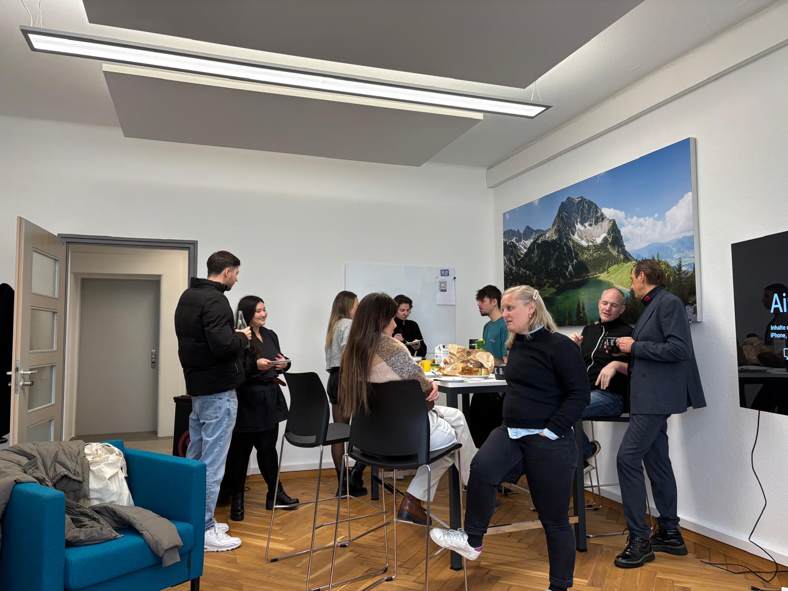 Einmal im Monat trifft sich das Startup-Team mit Gründerinnen und Gründern zu einem Gründerfrühstück