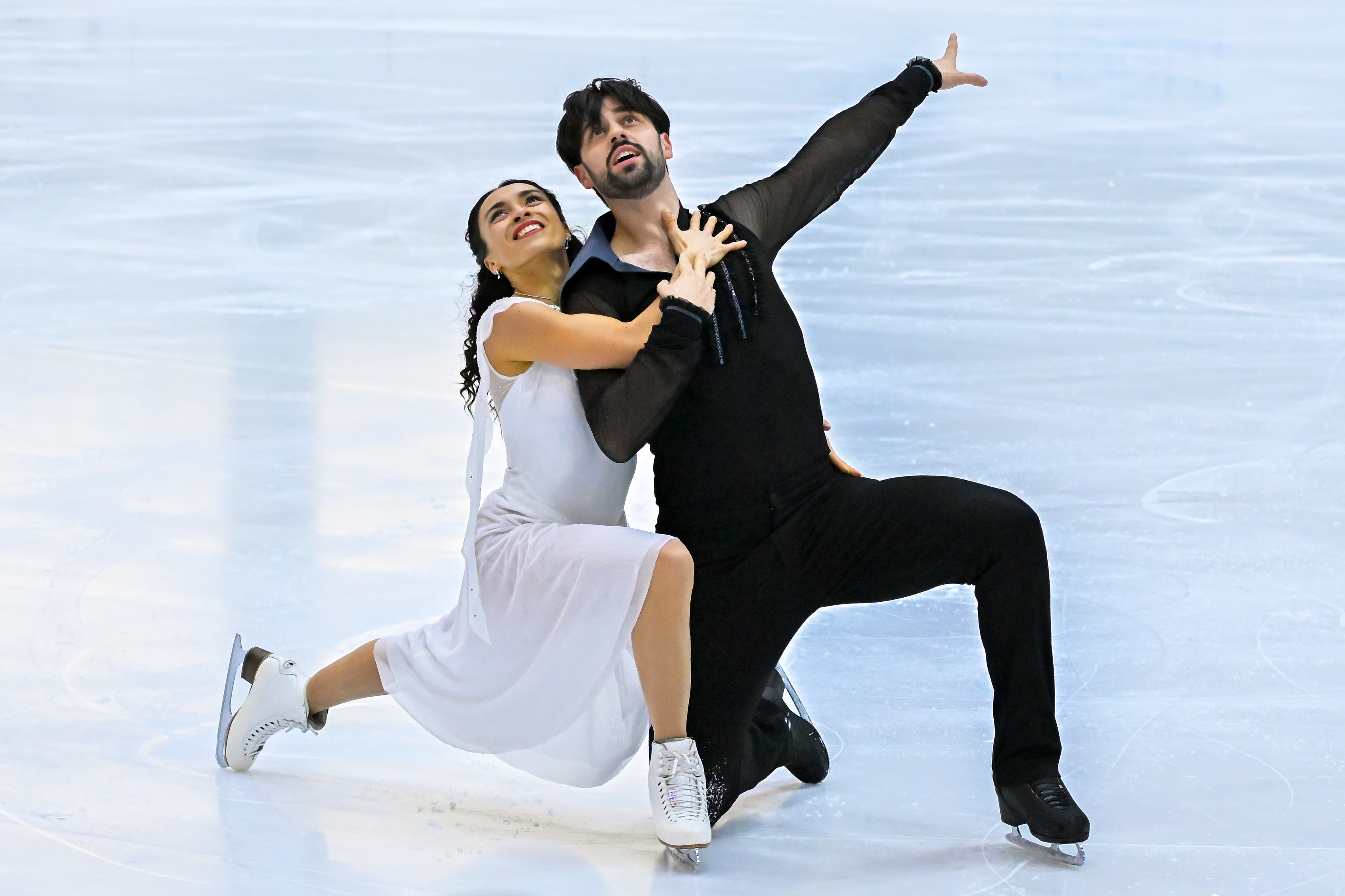 Eistanzpaar während Auftritt