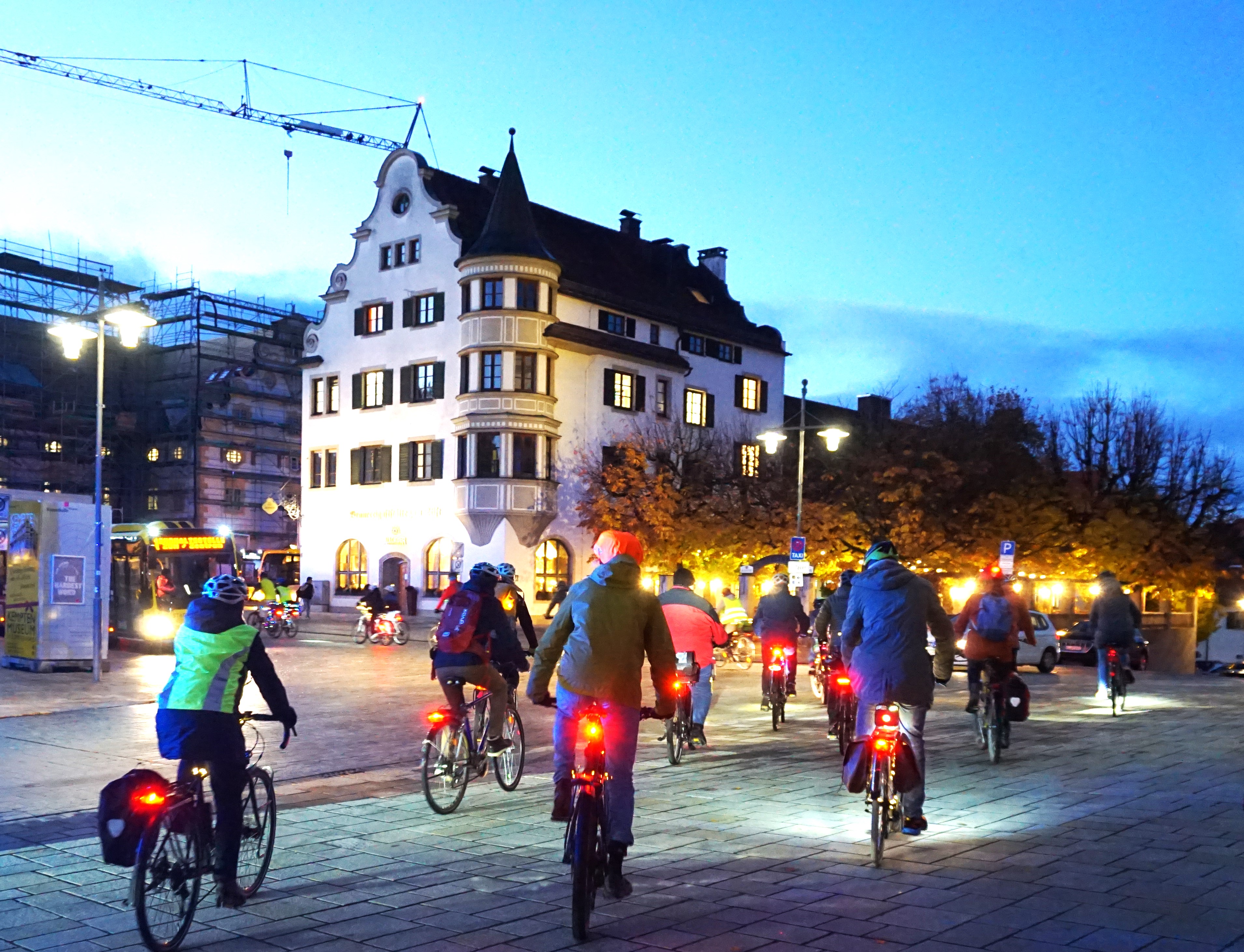 Während der "Allgäuer Lichterfahrt“ des ADFC Kempten-Oberallgäu starten radelnde Teilnehmer in der Dämmerung auf dem Hildegardplatz.