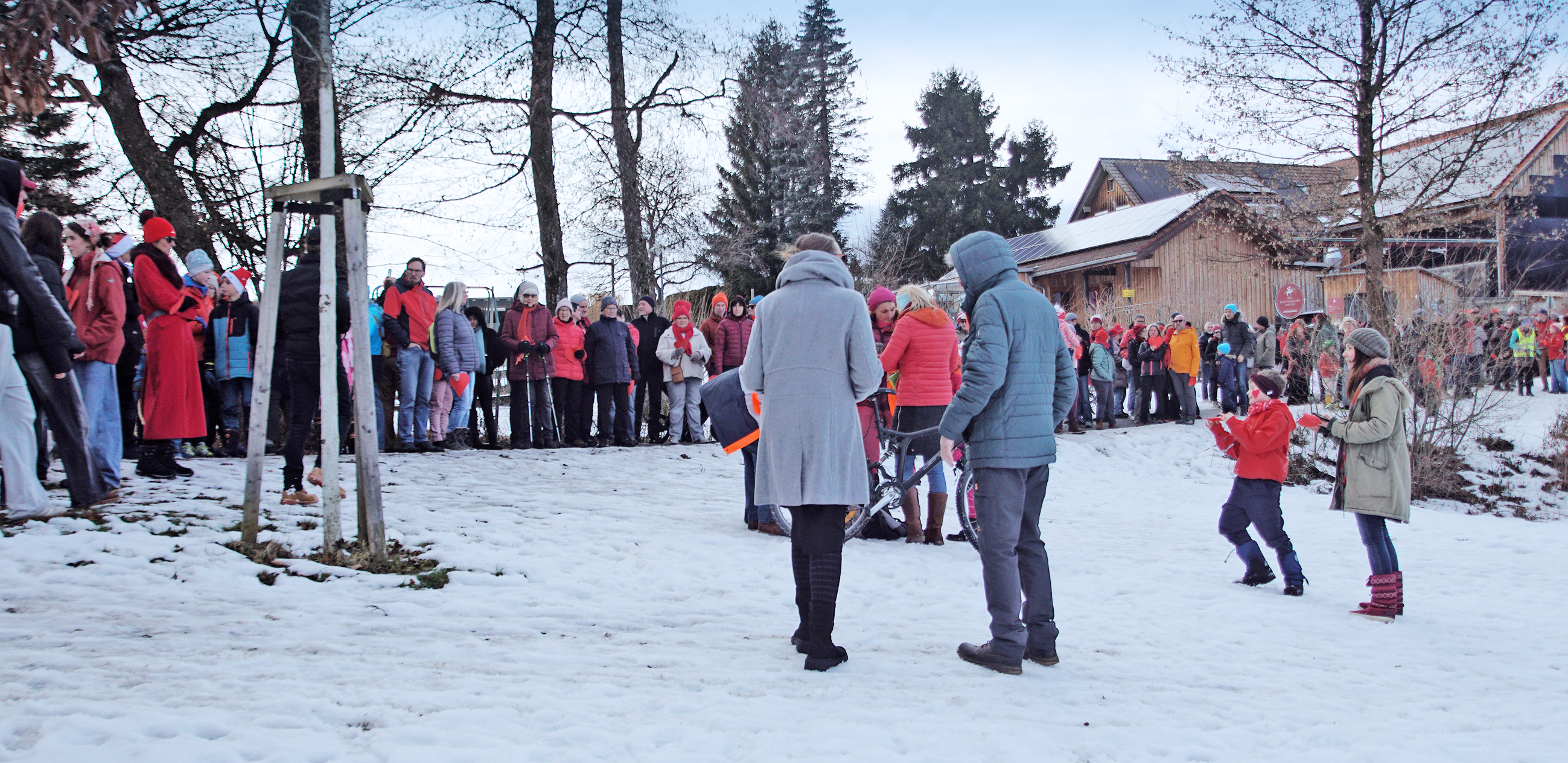 Demonstrierende Menschenmenge am verschneiten Bachtelweiher