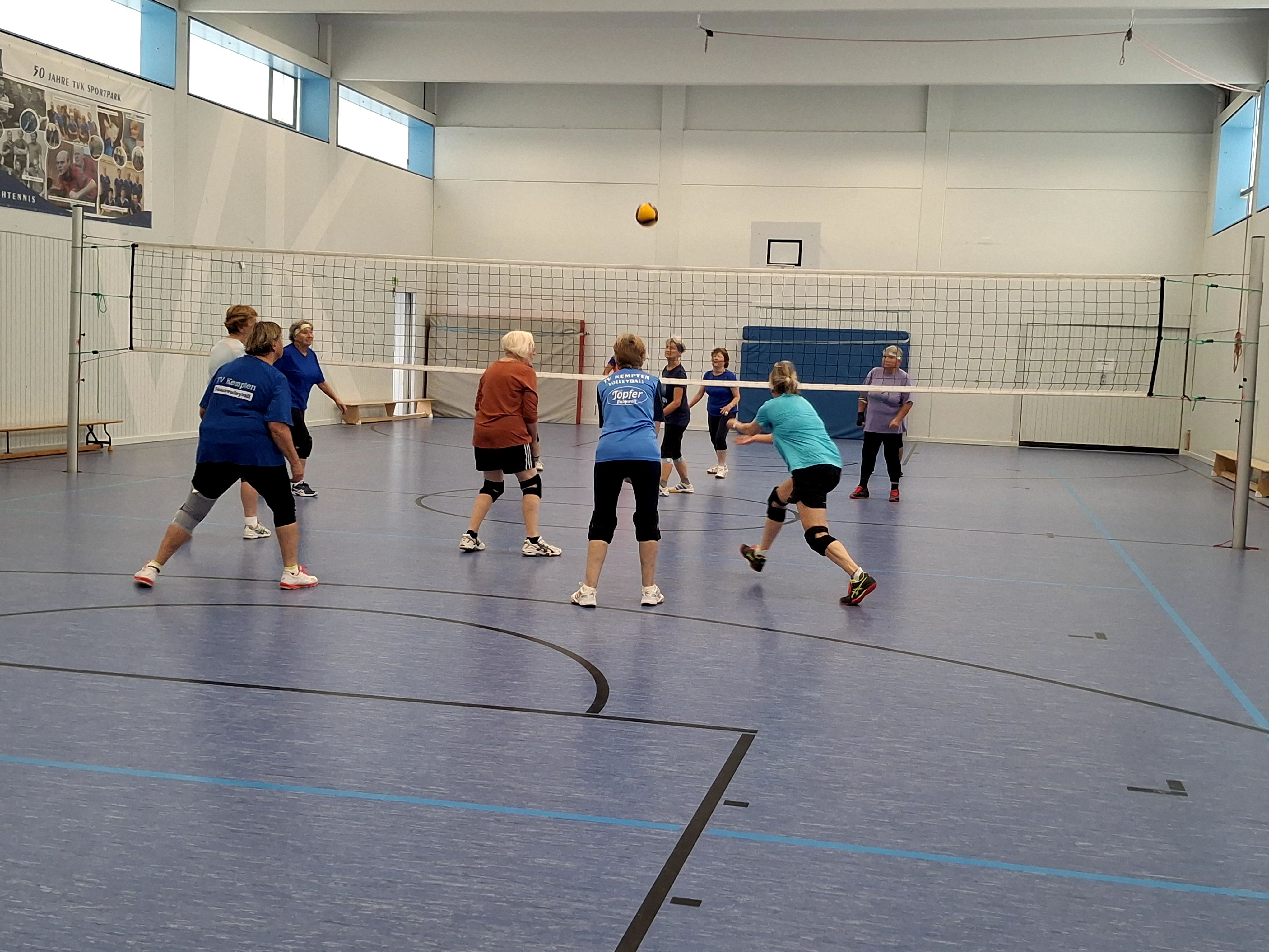 Damen-Volleyball-Team in voller Action.