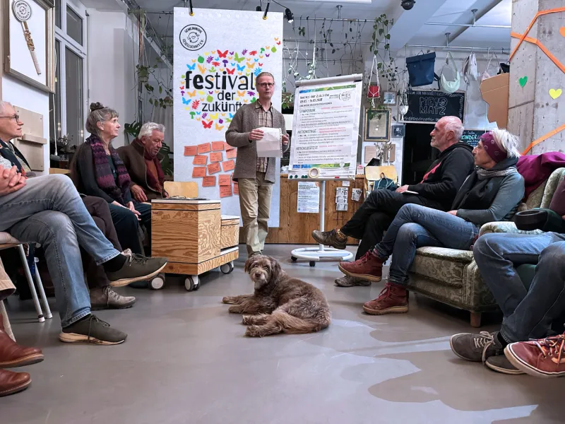 -Teams bei einer Vorbereitungssitzung fürs „Festival der Zukünfte“