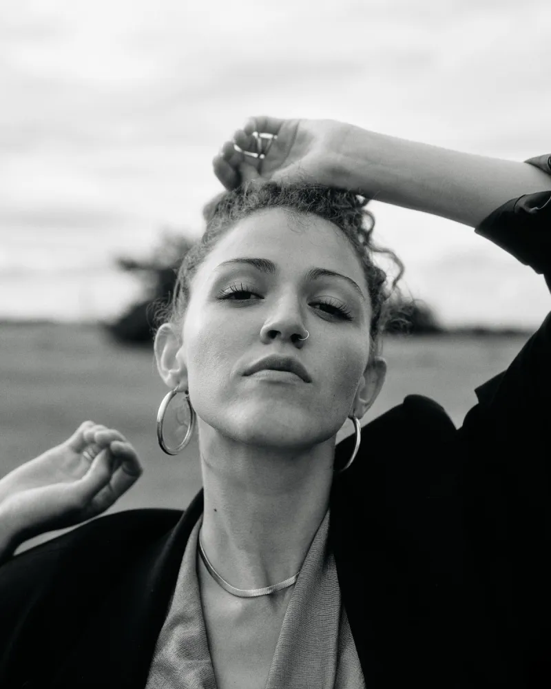 Die Sängerin und Komponistin Teresa Luna im Schwarz-Weiß-Porträtfoto