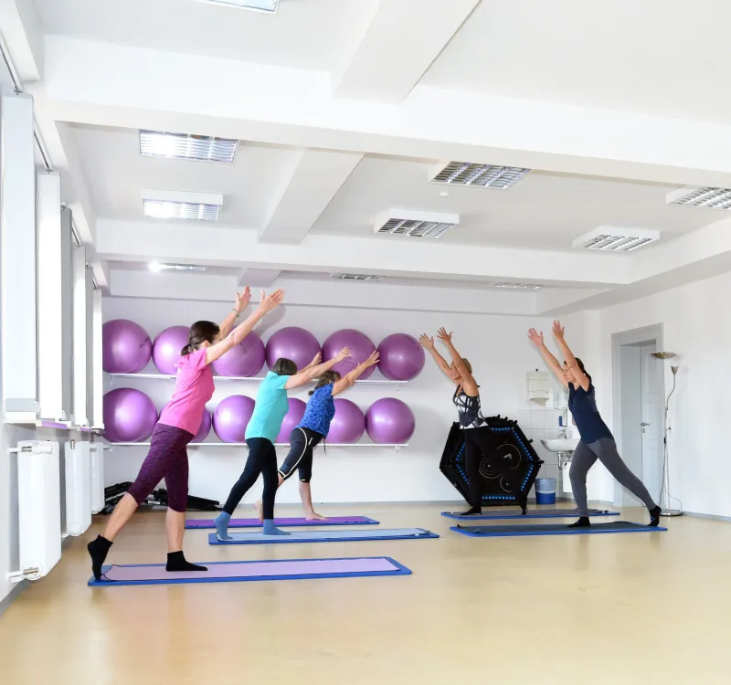 Frauen in Übungspose während eines Kurses