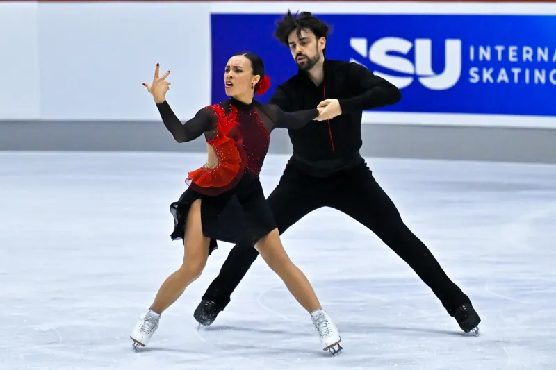 Gewinner der Deutschen Meisterschaft im Eistanz, Jennifer Janse von Rensburg und Benjamin Steffan, bei einem Auftritt