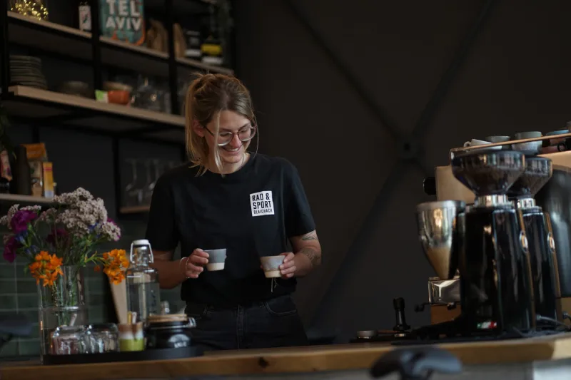 Geschäftsführerin Leonie Stüken fühlt sich auch in der Kaffeebar des Ladens sehr wohl