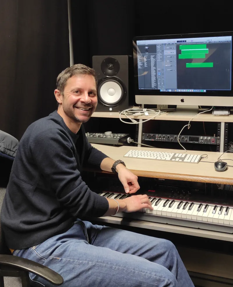 Laborleiter Sebastian Kern bei der Arbeit im Wwise certified SoundLab der Hochschule Kempten