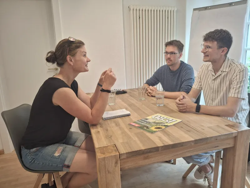 Anke Roser, Inhaberin vom 0831, im Redaktionsbüro im Gespräch mit Dominik Baum und Tobias Stöffel