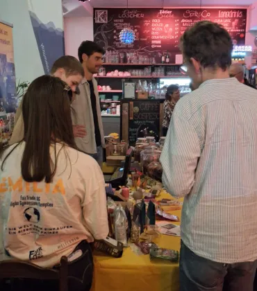 Ein Marktstand zeigte eine kleine Auswahl an fair gehandelten Produkten. 