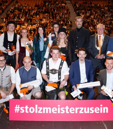 Die Jahresbestmeisterinnen und Jahresbestmeister mit Ministerpräsident Markus Söder, HWK-Präsident Hans-Peter Rauch (3. v. r. stehend) und HWK-Hauptgeschäftsführer Ulrich Wagner (links stehend) 