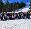 Skiabteilung auf der Piste im Gruppenfoto.