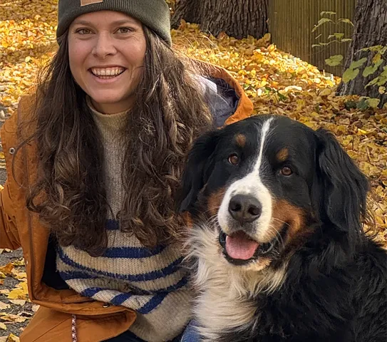 Mathelehrerin Josefa Winter mit Berner Sennenhündin Emmi