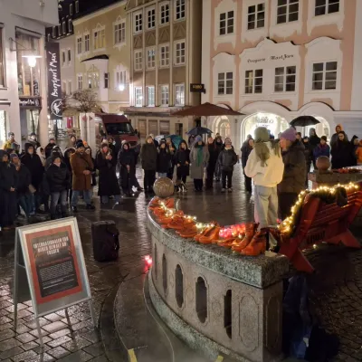 Rede an der Freitreppe vor einer Menschenmenge.