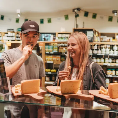 Kostproben an der Käsetheke
