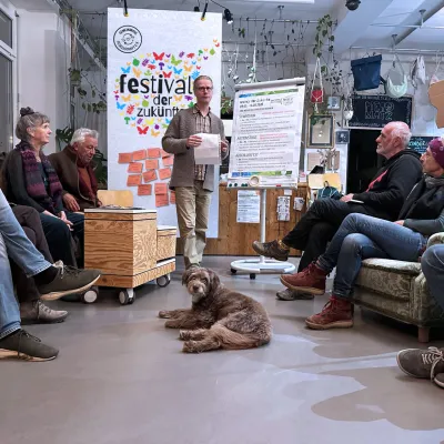 -Teams bei einer Vorbereitungssitzung fürs „Festival der Zukünfte“