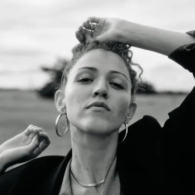 Die Sängerin und Komponistin Teresa Luna im Schwarz-Weiß-Porträtfoto