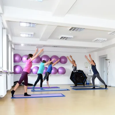 Frauen in Übungspose während eines Kurses