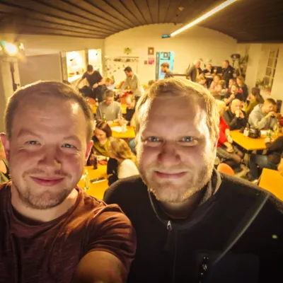 Quiz-Night im KQA: Moderiert wird der Abend von Stefan und Marcel