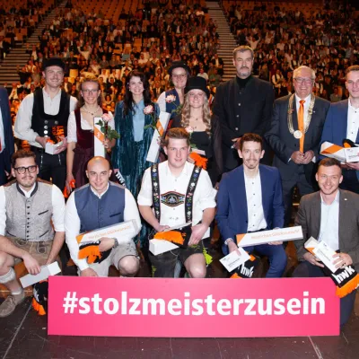 Die Jahresbestmeisterinnen und Jahresbestmeister mit Ministerpräsident Markus Söder, HWK-Präsident Hans-Peter Rauch (3. v. r. stehend) und HWK-Hauptgeschäftsführer Ulrich Wagner (links stehend) 