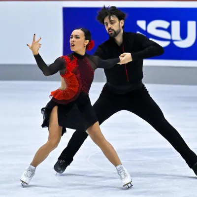 Gewinner der Deutschen Meisterschaft im Eistanz, Jennifer Janse von Rensburg und Benjamin Steffan, bei einem Auftritt