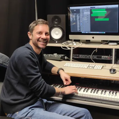 Laborleiter Sebastian Kern bei der Arbeit im Wwise certified SoundLab der Hochschule Kempten