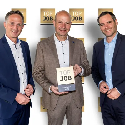 Über das begehrte „Top Job“-Siegel 2025 freuen sich von links: Thomas Heubuch (Geschäftsführer Sozialbau), Oberbürgermeister Thomas Kiechle und Martin Langenmaier (Geschäftsführer Sozialbau)